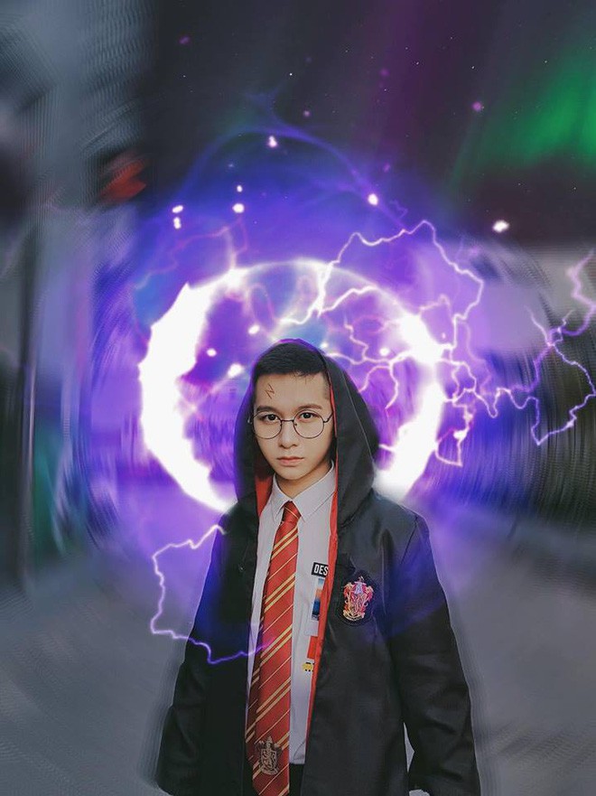 Đỗ Hoàng Dương trong vai cậu phù thủy nhỏ Harry Potter của ngôi trường pháp thuật danh giá Hogwarts School of Witchcraft and Wizardry    