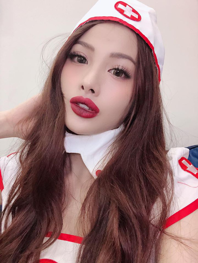 Yaya Trương Nhi mất 1 tiếng để hoá thân thành nữ y tá xinh đẹp nhưng đầy ma mị    