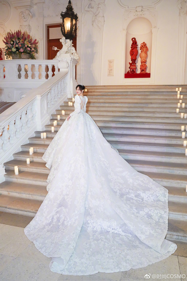 Thiết kế bồng xòe như công chúa, theo tiết lộ mẫu váy này đã tốn gần 5.000 giờ để thực hiện với phần đuôi váy xòe rộng dài 3,99m.    