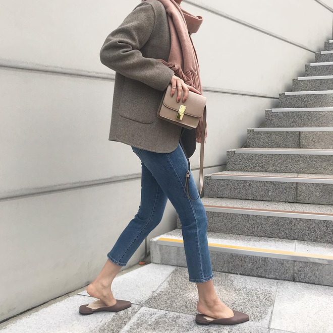 Cặp đôi blazer và quần jeans sẽ trông bắt mắt và trông có điểm nhấn hơn nếu bạn chọn bộ phụ kiện giày và túi xách cùng tông.    