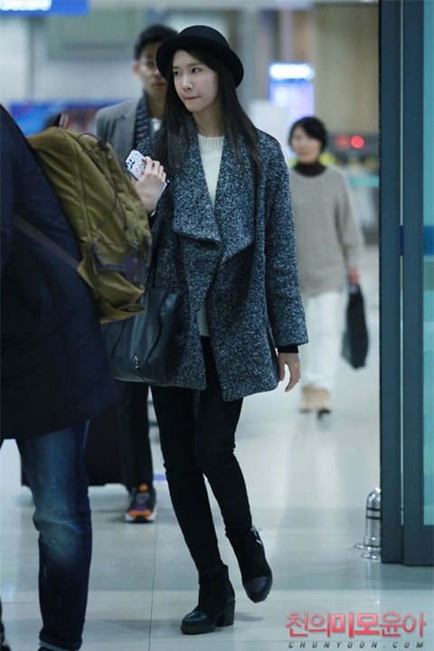 Boots da chính là món đồ không thể thiếu, kết hợp cùng áo khoác khắc phục mọi nhược điểm cho đôi chân của Yoona.  