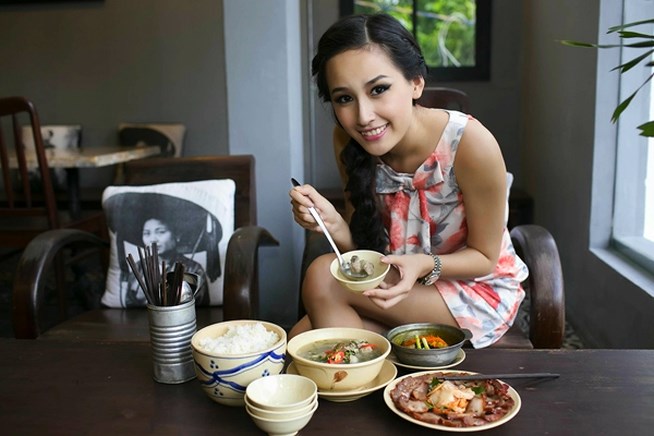 Nhà hàng có tên Bụi của Mai Phương thúy tọa lạc trên đường Ngô Văn Năm (Quận 1), một trong những con phố ẩm thực ngoại nổi tiếng và đắt đỏ nhất Sài Gòn.