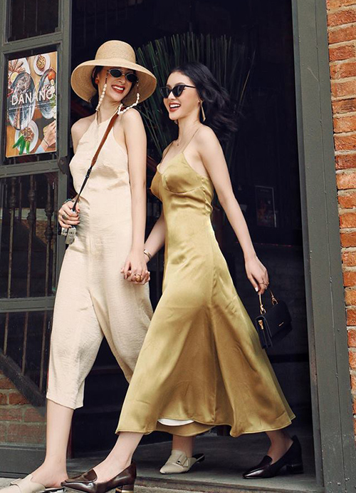 Hai chị em Angela Phương Trinh tuy chênh lệch chiều cao nhưng độ sành điệu thì không ai kém, đặc biệt là khi cùng thử chinh phục mốt áo váy lụa bay bổng.    