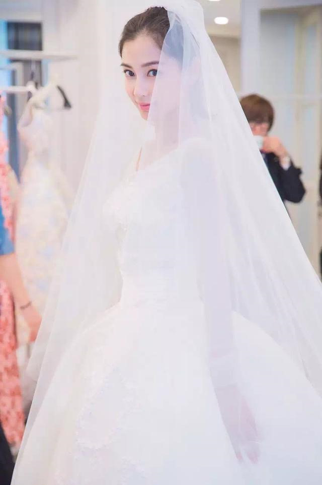 Theo QQ, váy cưới của Angelababy do chính giám đốc sáng tạo của Dior - Raf·Simons thiết kế. Trước đó, cô dâu đã sang Mỹ thử trang phục. 