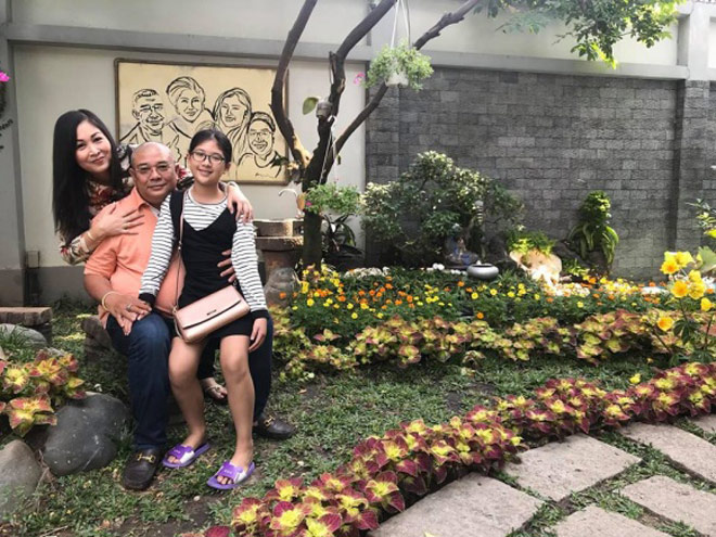 Cuộc sống gia đình hai nghệ sĩ hạnh phúc tại căn nhà ngập tràn sắc xanh của hoa tươi và rau sạch. Khu vườn phía trước nhà được trồng nhiều loại hoa theo mùa.    
