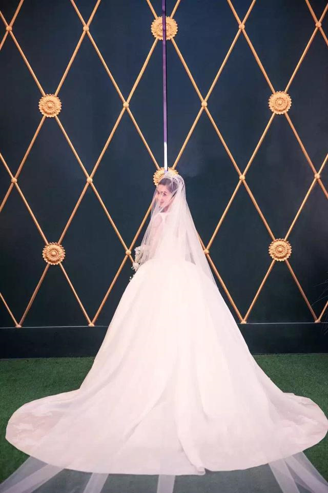 Khăn voan chùm đầu của cô dâu có chiều dài 4,5 m. Do đây là đồ thiết kế riêng nên giá trị của chiếc váy là vô giá. Tuy nhiên, các trang báo Trung Quốc dự đoán giá của nó rơi vào khoảng một triệu NDT. 
