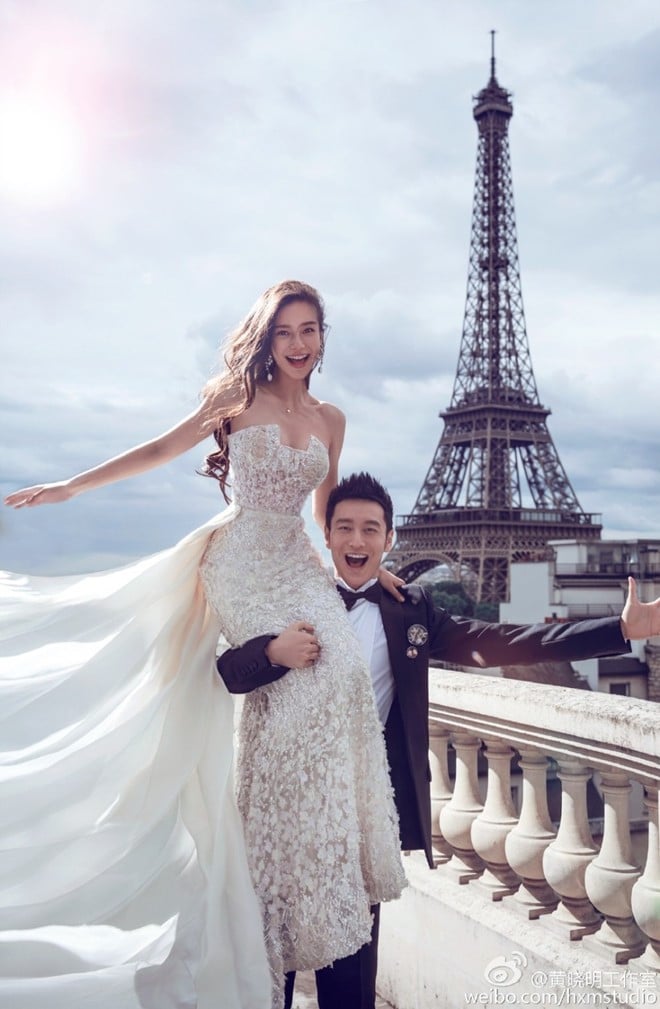 Trong bộ ảnh cưới thực hiện trước đó tại Paris, Angelababy diện hai bộ đầm từ bộ sưu tập năm 2014 của thương hiệu đình đám Elie Saab. 
