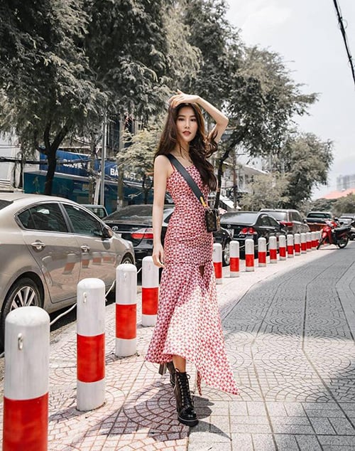 Diễm My 9x chứng minh váy maxi xếp tầng rất điệu cũng có thể mix cùng boots cá tính để tạo nên hình ảnh mới mẻ.    