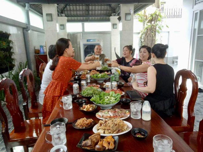 Vợ chồng nữ nghệ sĩ dành một không gian riêng để sum họp bạn bè, gia đình trong những dịp đặc biệt.