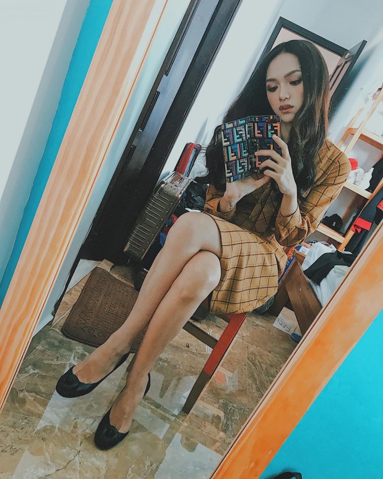Hương Giang khoe street style thanh lịch cùng áo ca rô bản to, cô nàng khoe khéo chiếc ốp điện thoại Fendi màu sắc với cách chụp ảnh phản chiếu qua gương, có thể thấy, món phụ kiện này hoàn toàn giúp set đồ trở nên nổi bật.  