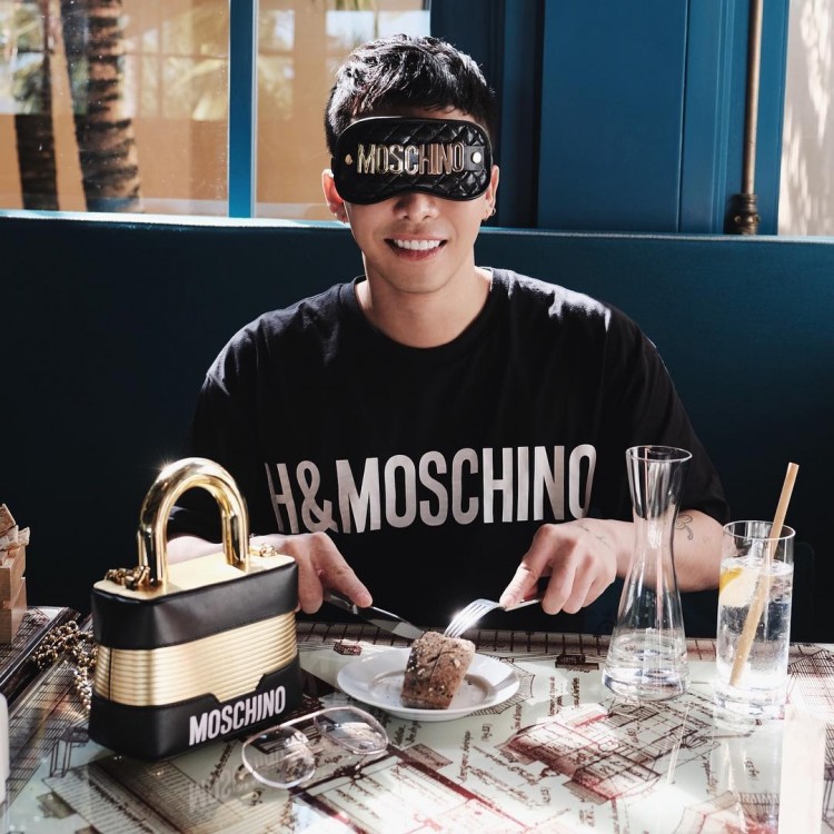 Dù chưa được bày bán chính thức tại Việt Nam, nhưng stylist Hoàng Ku vẫn có được những món đồ “hot” nhất trong BST của H&M kết hợp với Moschino. Điều này khiến không ít tín đồ thời trang tỏ ý thích thú lẫn ghen tỵ.  