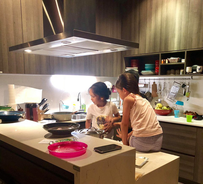 Trong ảnh là các con Hồng Nhung đang cùng mẹ chuẩn bị bữa tối trong phòng bếp ấm cúng, sang trọng.    