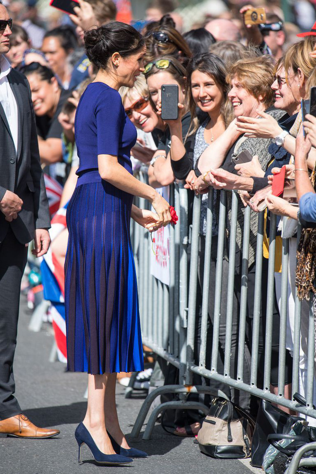Sánh đôi bên Hoàng tử Harry, Công nương đã diện mẫu váy xuyên thấu mỏng manh để lộ nguyên nội y và vòng 3 nóng bỏng trước mắt công chúng.