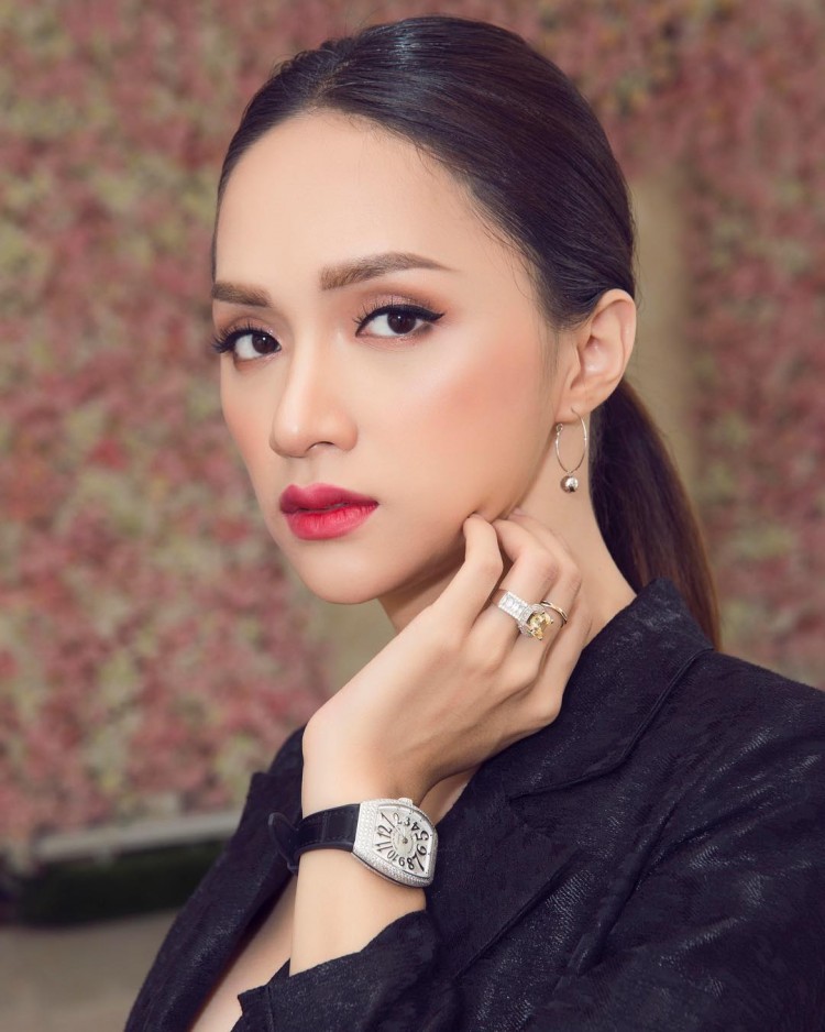 Hương Giang chọn tone makeup tự nhiên với son đỏ hồng. Mái tóc cột thấp nữ tính nhưng không kém phần cá tính vô cùng 'match' với phong cách thời trang này.  