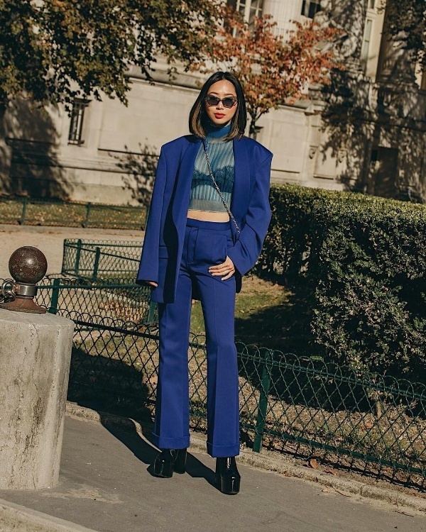 Aimee Song mang đến nét mới mẻ cho những thiết kế suit thanh lịch quen thuộc. Fashionista gốc Hàn lựa chọn cả bộ suit màu xanh biển để phối cùng áo xuyên thấu và boots da.    