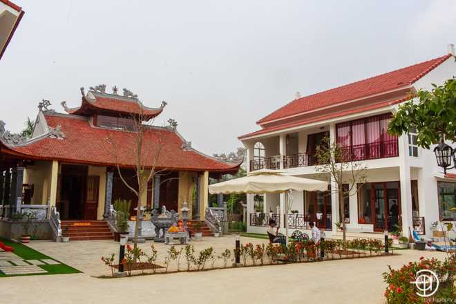 Gia đình Nghệ sĩ ưu tú (NSƯT) Việt Hoàn chuyển về sống trong khu biệt thự rộng gần 2.000m2 tại huyện Quốc Oai, Hà Nội từ cuối năm 2016. 