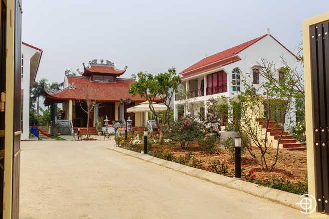 Xung quanh đền thờ Mẫu, vợ chồng ca sĩ Việt Hoàn xây dựng hai tòa nhà. Một là nơi cả gia đình anh sinh hoạt, khu còn lại dành cho khách. (Ảnh: Soha)    