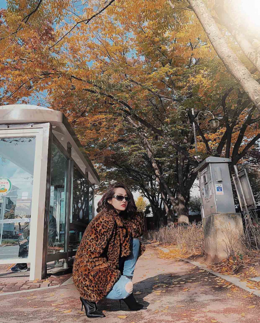 Bảo Anh cũng sắm cho mình một chiếc áo lông da báo trong chuyến du lịch Hàn Quốc của mình. Nữ ca sĩ mix quần jeans rách gối cùng áo khoác đậm màu và bốt cao gót sang chảnh.    