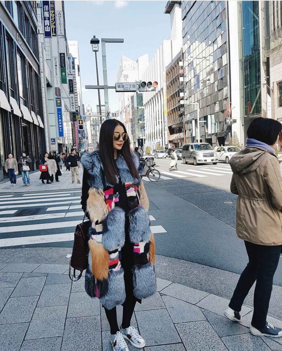 Vị HLV The Face tự tin khoe streetstyle điểm 10 với áo lông cách điệu, được đáp nhiều chi tiết cầu kì trong chuyến du lịch Nhật Bản.    