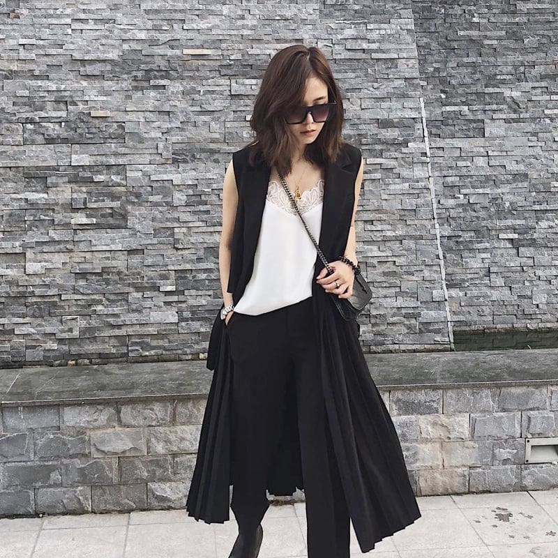 Không chọn suit song Minh Anh Nguyễn lại chưng diện áo khoác dáng dài thời thượng, phối cùng bộ đồ đen trắng theo phong cách tối giản.    