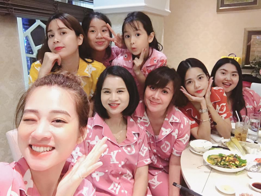 Thay vì mặc đồ sang chảnh, cả gia đình ca sĩ Lưu Hương Giang đã lựa chọn đồ nhí nhảnh, giá rẻ để diện đi dự sinh nhật cô.    