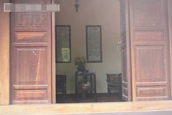 Hai bức thư pháp thơ đề tặng Xuân Hinh được treo trang trọng trong một góc nhà.  