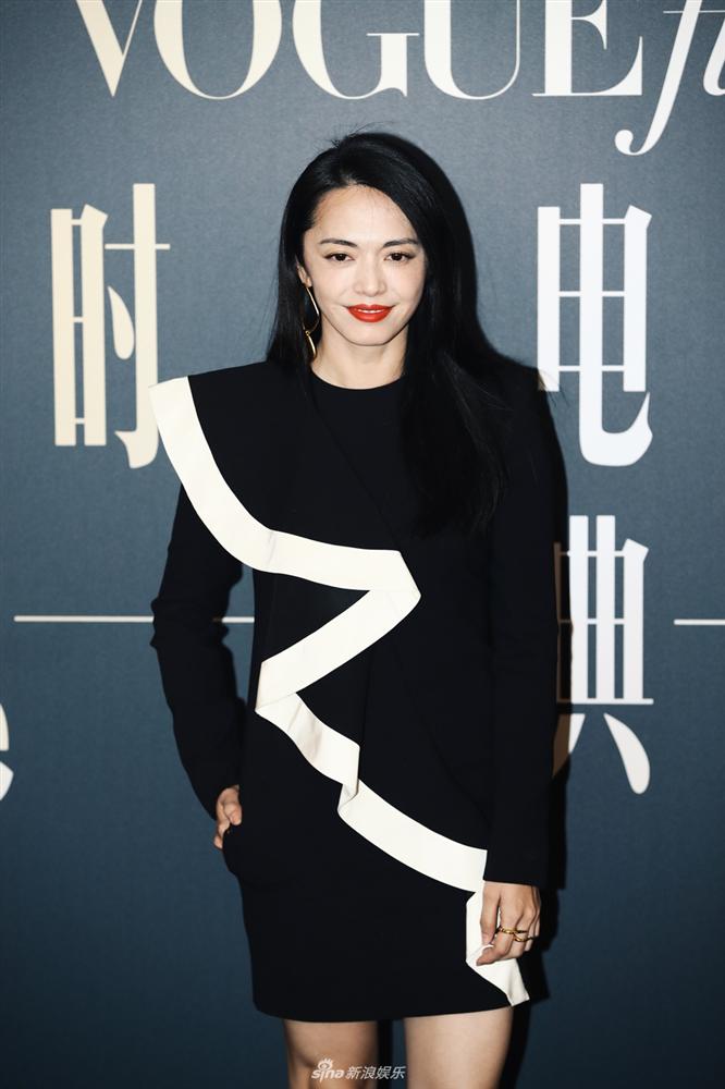 Nữ diễn viên nổi tiếng Diêu Thần đơn giản với váy xuông đen và mái tóc để xõa  