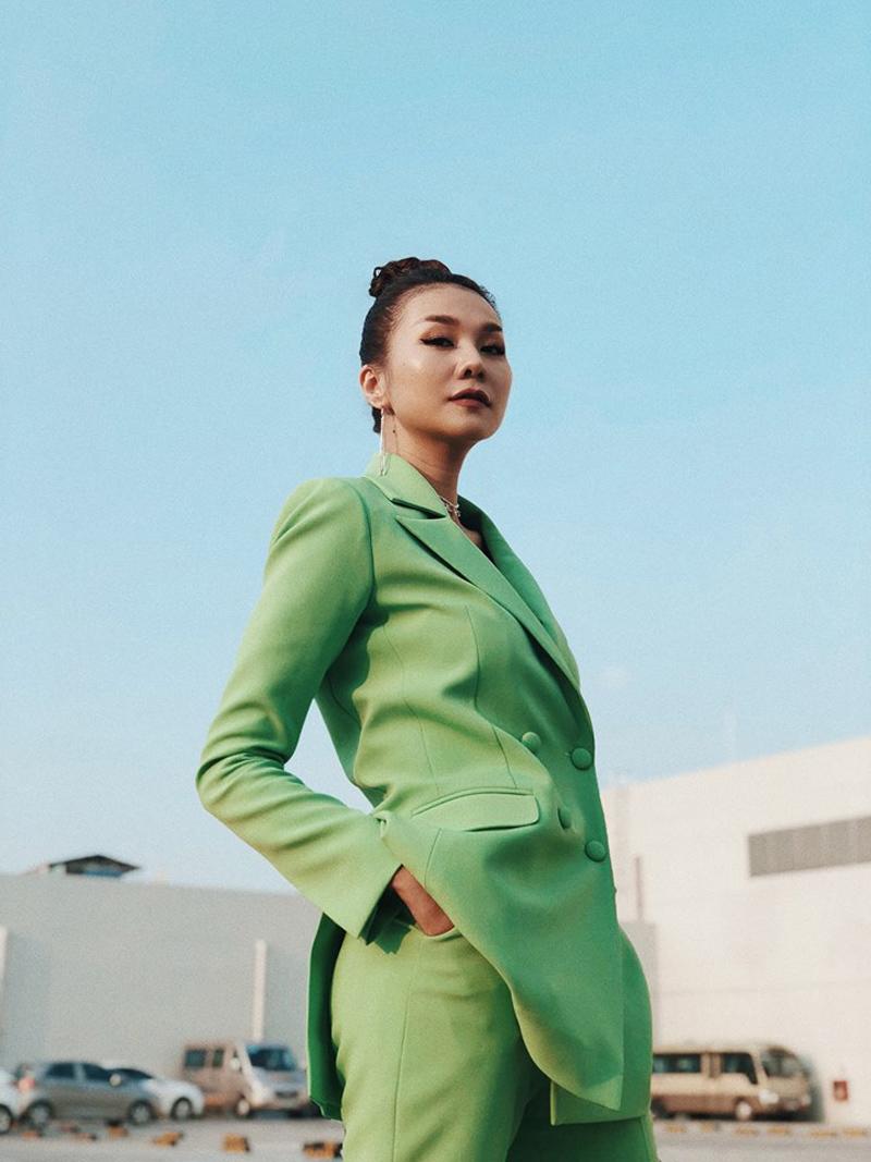 Thanh Hằng quả không hổ danh là biểu tượng thời trang hàng đầu Vbiz, khi nhanh chóng khoe sắc với set đồ suit tông màu xanh ngọc nổi bật cả một góc phố.     
