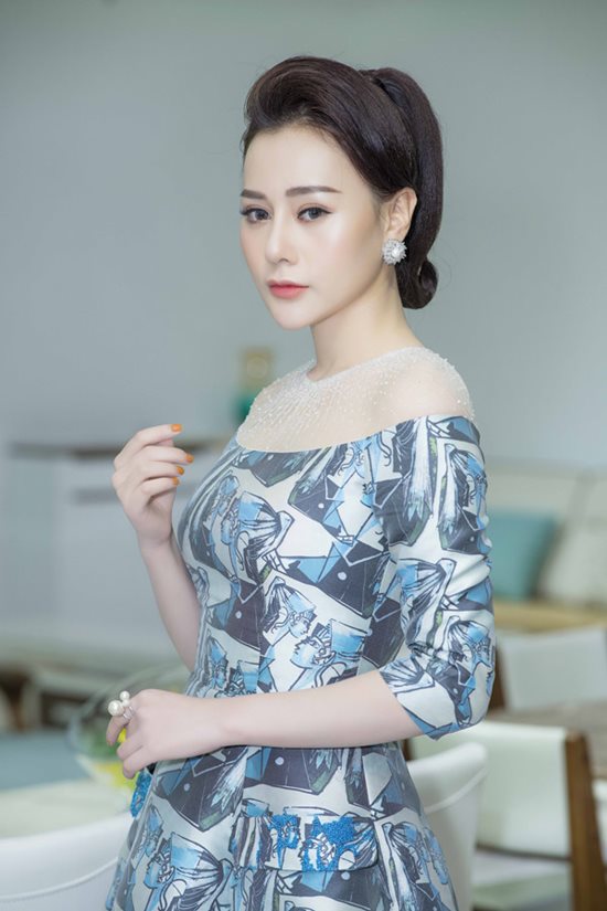 Không phủ nhận Phương Oanh mặc đẹp nhưng điều khiến người hâm mộ quan tâm chính là diện mạo của cô sau phẫu thuật được ví giống người mẫu/diễn viên Linh Chi. Hơn nữa, biểu cảm của cô còn có chút gượng gạo, đơ cứng như tượng sáp.    