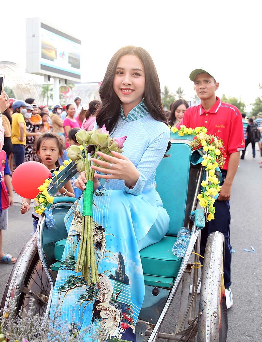 Á hậu tham gia diễu hành xích lô vòng quanh thị xã Hà Tiên.  