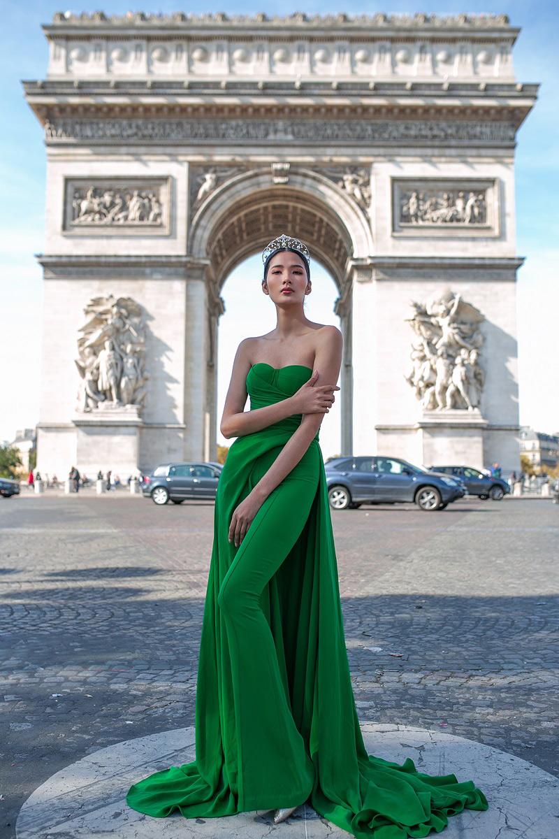 Hoàng Thùy lại biến thủ đô Paris thành sàn diễn thời trang của cô, khi khoác lên mình bộ jumpsuit cách điệu ấn tượng với tông màu xanh bắt mắt này.     