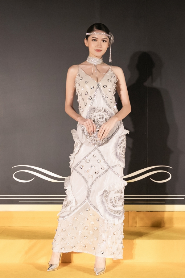 Bộ váy với thiết kế độc đáo này tôn lên vóc dáng thanh mảnh của Á hậu Thùy Dung. Cô chọn clutch và giày cao gót ton-sur-ton tạo thành tổng thể phù hợp.
