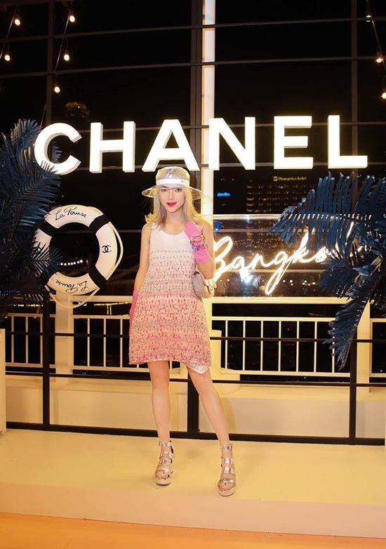Trong sự kiện của thương hiệu Chanel, Châu Bùi tạo ấn tượng bởi biến hóa lại trang phục từng được siêu sao châu Á diện trước đó. Cách mix của cô trẻ trung và hiện đại hơn. Bên cạnh đó, khi đưa chiếc mũ nhựa hot trend mùa mốt năm nay tưởng chừng chỉ đi chơi nhưng khi đi tiệc lại cá tính đến lạ. Đôi sandals ánh kim tôn lên chiều cao có phần hạn chế của Châu Bùi.    