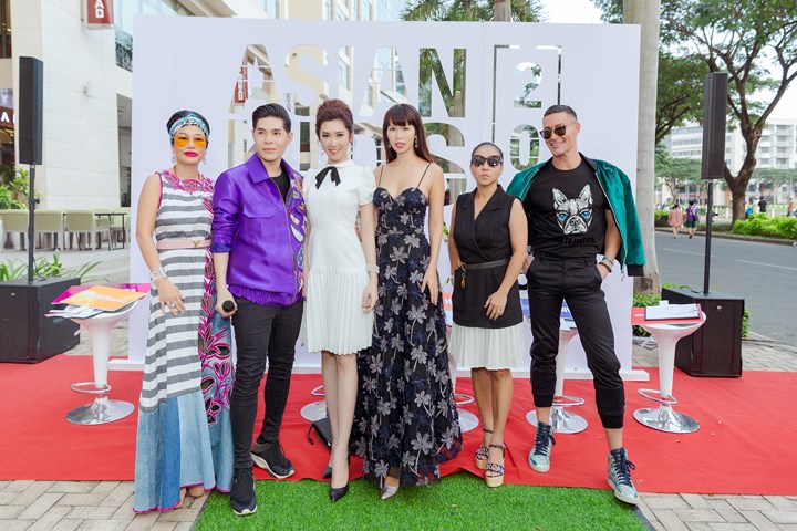 Thúy Ngân và các ban giám khảo khác tại buổi casting người mẫu cho “Asian Kids Fashion Week 2019”./.    