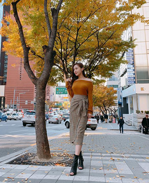 Đồ tông nâu được Kelly Nguyễn lựa chọn khi đi dạo phố Seoul trong những ngày thu ngập tràn lá vàng.    