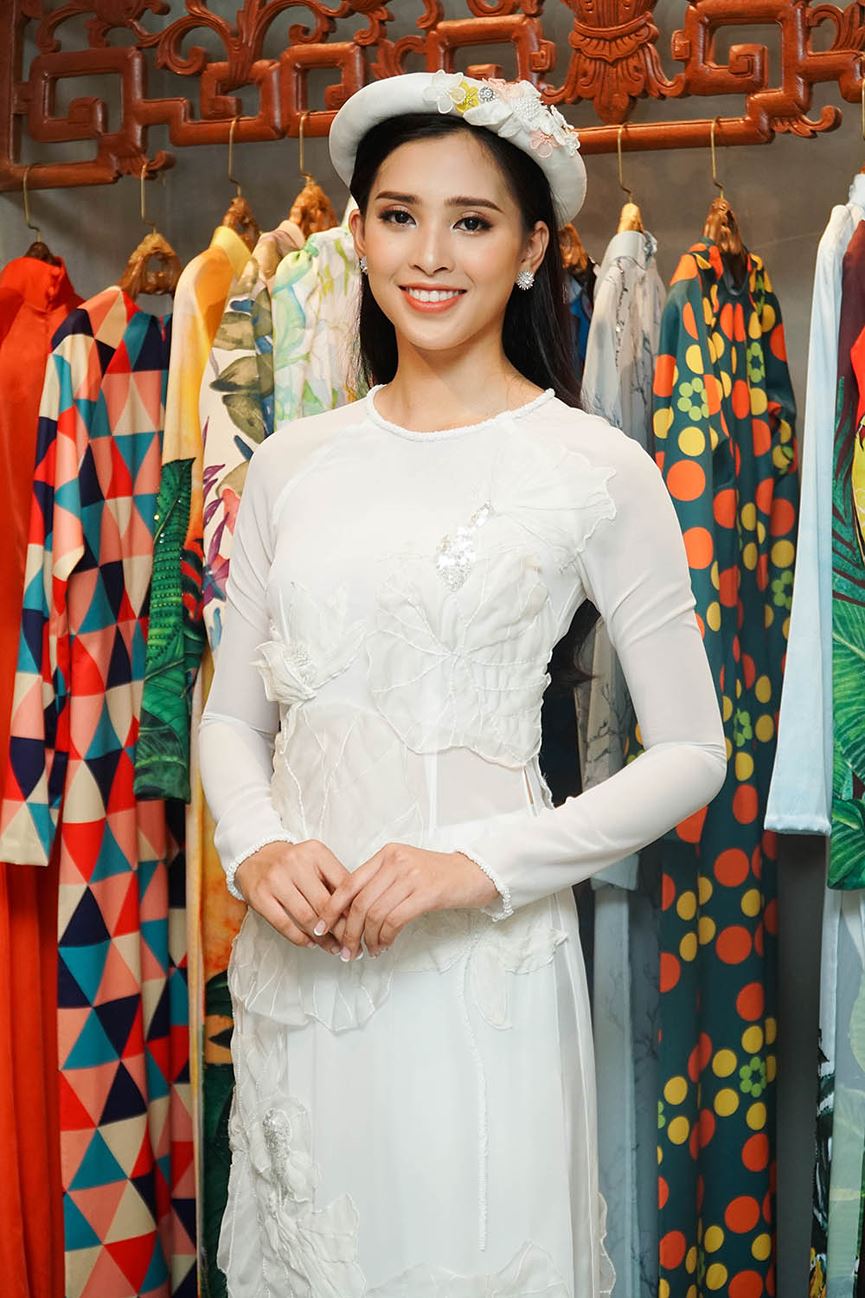 Hoa hậu Tiểu Vy trong thiết kế áo dài của NTK Thuỷ Nguyễn.  