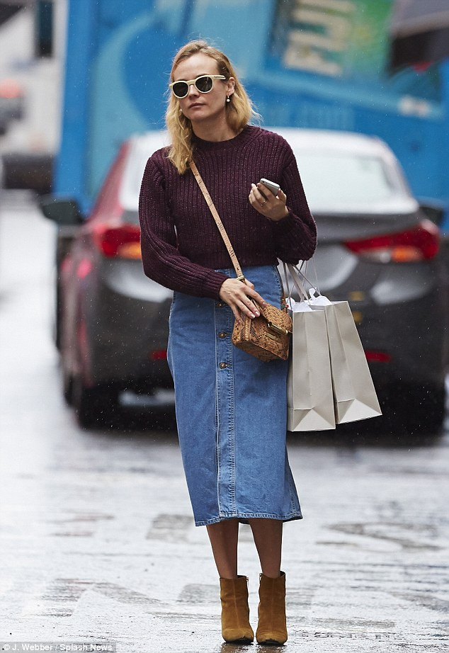 Set đồ áo len, váy denim và bốt cổ ngắn như nữ diễn viên Diane Kruger đáng để phái đẹp học hỏi trong những ngày mưa xuân ướt át.