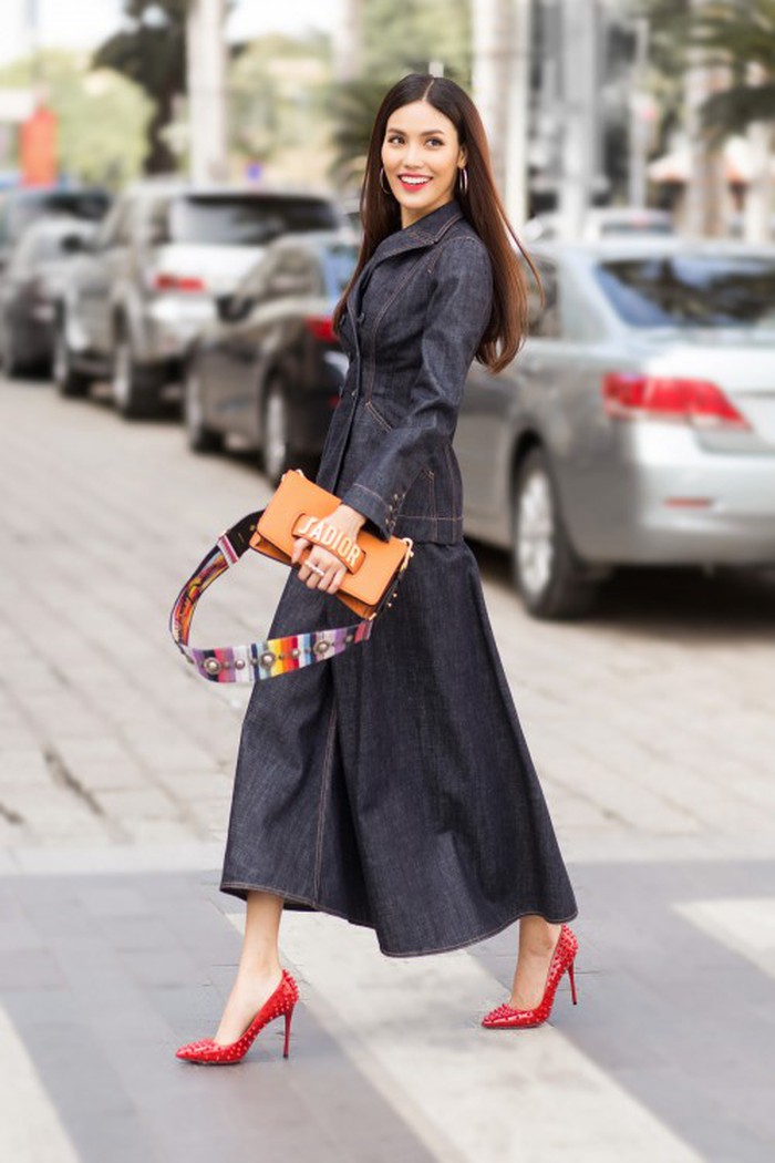 Lan Khuê xuất hiện trên đường phố Đài Loan với sắc đen của cả cây denim. Phụ kiện túi xách cùng giày cao gót của thương hiệu Dior đắt đỏ.    