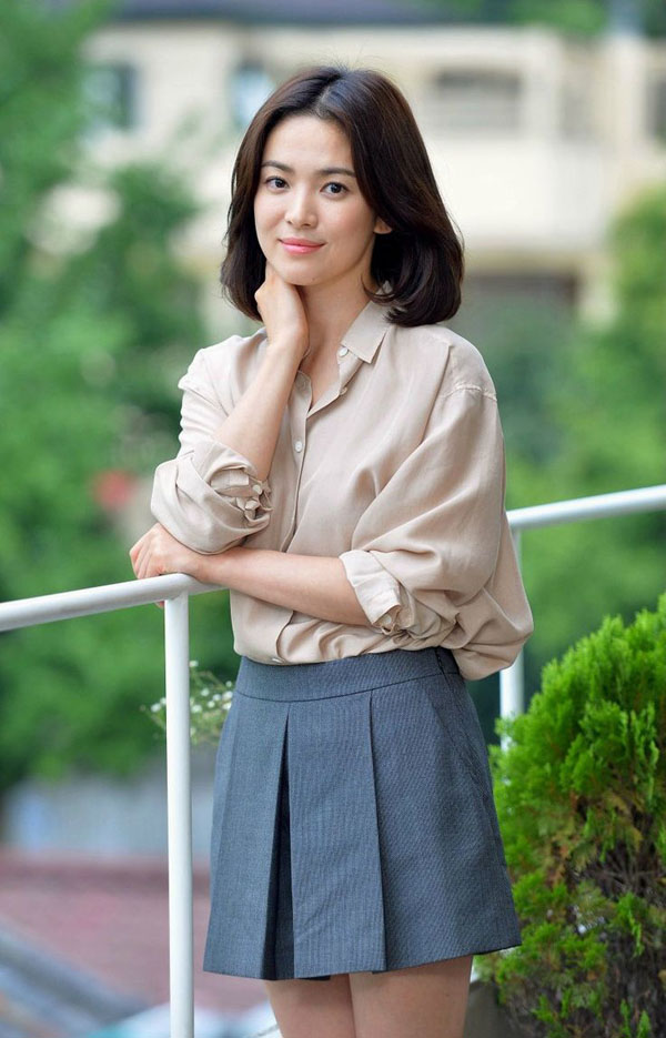 Đơn giản với áo sơ mi thụng và chân váy ngắn, Song Hye Kyo như mang theo làn gió trong lành.    