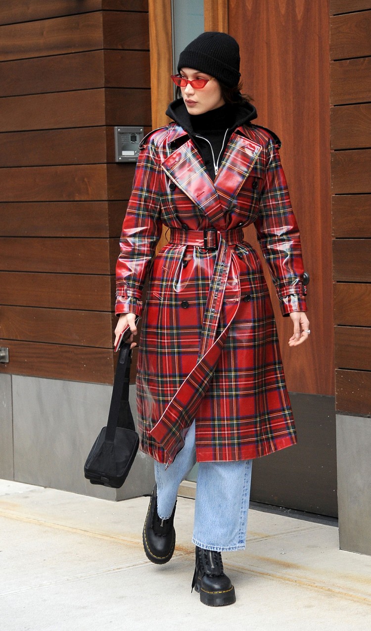 Điển hình như nàng mẫu Bella Hadid chọn gam màu rực rỡ cho chiếc áo trench coat của mình để tổng thể trở nên nổi bật  
