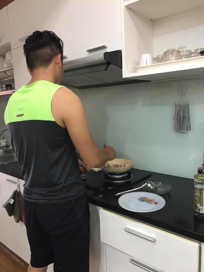Ông xã của Lê Phương thường xuyên vào bếp khi vợ bận đi diễn.    