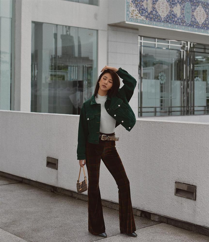 Ai đổi phong cách cứ đổi còn riêng Quỳnh Anh Shyn vẫn trung thành với style từ thập niên 90 với jacket nhung, áo len cổ lọ, quần ống vẩy, thắt lưng to bản và túi 
