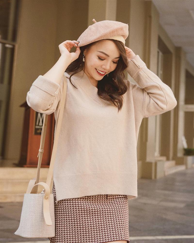 Beauty blogger Trinh Phạm mặc một set len màu nude khá dễ chịu. 2 món phụ kiện bổ sung là mũ nồi và túi vải bố cũng cùng tông màu hot trend năm nay.    