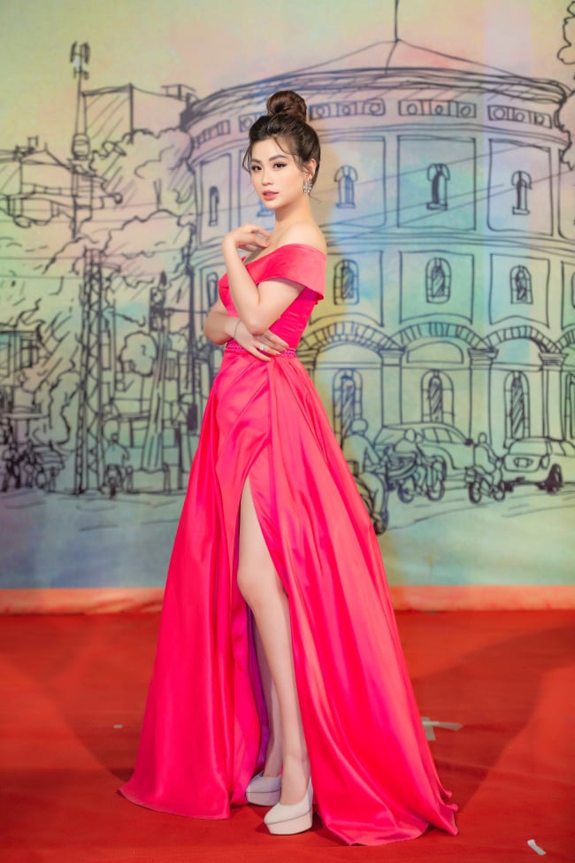 Diễm Trang nổi bật trong chiếc đầm hồng rực rỡ. Kiểu tóc búi rối giúp người đẹp thêm phần quyến rũ.    