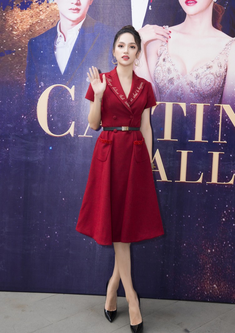 Hương Giang dẫn đầu vị trí sao đẹp tuần với chiếc váy của NTK Đỗ Long được mix match hợp tông với bộ đôi phụ kiện đắt giá, từ dây thắt lưng Dior…  