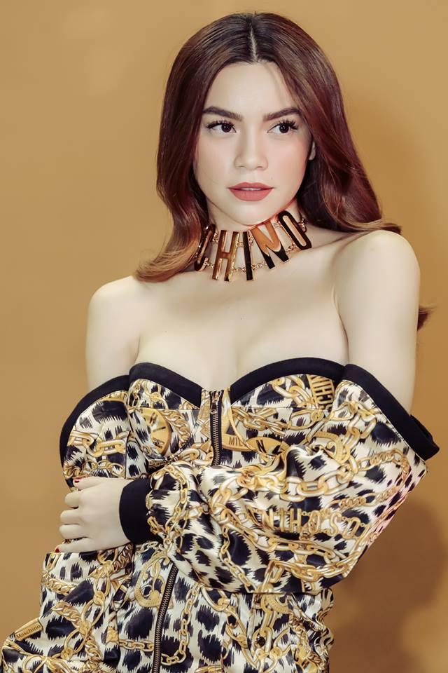 Không hổ là mỹ nhân có gu thời trang sành điệu nhất nhì làng giải trí Việt, Hồ Ngọc Hà khiến người hâm mộ không ngừng khen ngợi vì khéo chọn chiếc váy quá gợi cảm, khoe được nét đẹp của cơ thể.