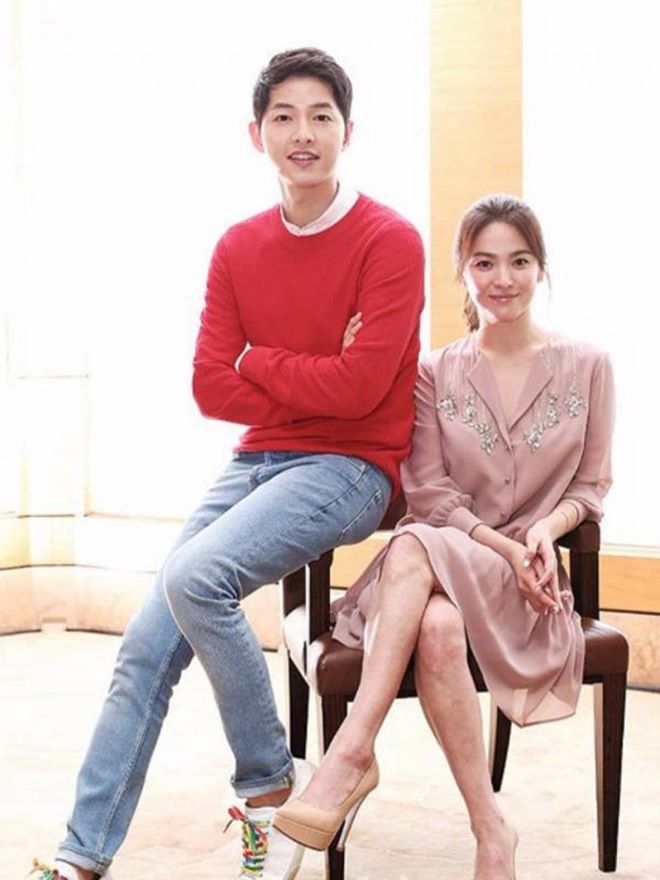 Song Joong Ki trẻ trung với quần jean và áo đỏ dài tay, bạn gái anh lại nhẹ nhàng, nữ tính trong bộ váy giả vest đẹp mắt    