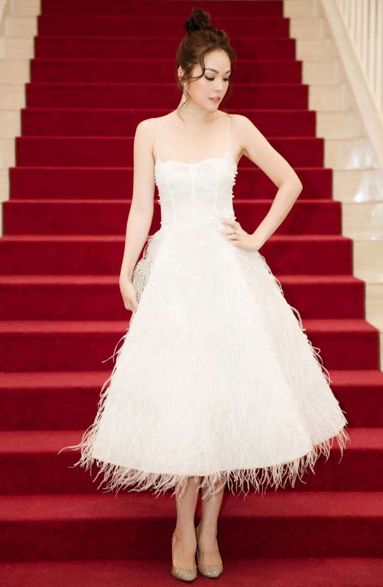 Dương Cẩm Lynh chắc hẳn đang liên tưởng đến hình tượng “thiên nga trắng” khi lựa chọn chiếc váy này tham dự sự kiện thời trang.  