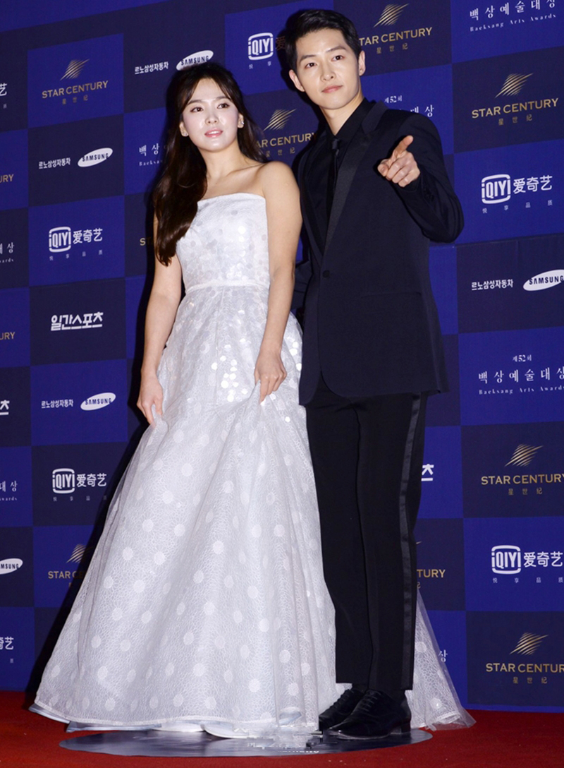 Song Hye Kyo và Song Joong Ki trên thảm đỏ lễ trao giải Baeksang lần thứ 52. Trong khi nàng “ngọc nữ” màn ảnh Hàn Quốc tỏa sắc kiều diễm với bộ đầm cúp ngực, đính sequin bắt mắt thì “nam thần” nổi tiếng lại diện bộ suits đen lịch thiệp, bảnh bao.    
