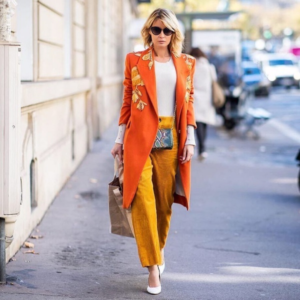 Gitta Banko lại lăng xê tông màu cam chói chang bắt mắt. Fashionista người Đức phối áo thun trắng cùng quần nhung màu cam và áo trench coat tiệp màu.    